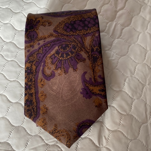 JONATHAN BRYAN TIE . - Picture 1 of 5